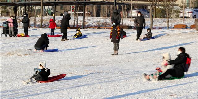 눈썰매장으로 변한 공원