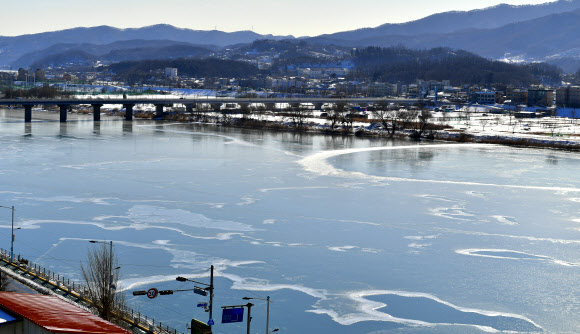 얼어붙은 남한강