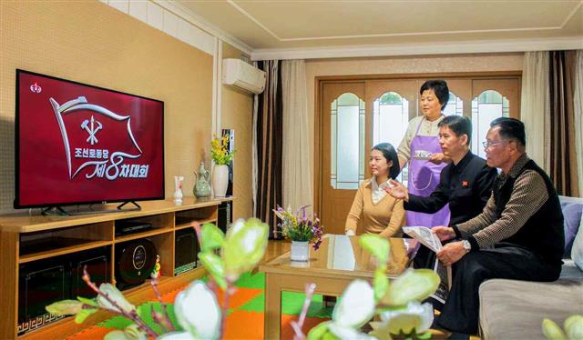 북한 노동당 기관지 노동신문은 9일 당 제8차 대회 관련 보도를 시청 중인 한 가정의 모습을 보도했다. 신문은 당 대회 관련 보도에서 “당 제8차 대회 소식을 연일 접하고 있는 전체 인민의 가슴가슴은 위대한 어머니당의 손길이 있어 우리의 내일은 더욱 아름다워지리라는 드팀없는 확신과 낙관으로 세차게 설레이고 있다”라고 분위기를 고취했다. 평양 노동신문=뉴스1