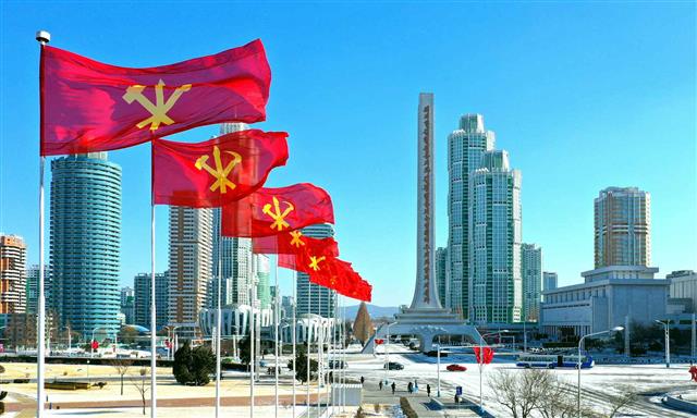 북한 노동당 기관지 노동신문은 9일 평양의 거리 풍경을 보도했다. 지난 5일부터 제8차 당 대회를 치르고 있는 북한은 이날 보도한 사진에서 눈 내린 평양 거리 곳곳에 ‘노동당 기’가 펄럭이는 모습을 부각했다. 평양 노동신문=뉴스1