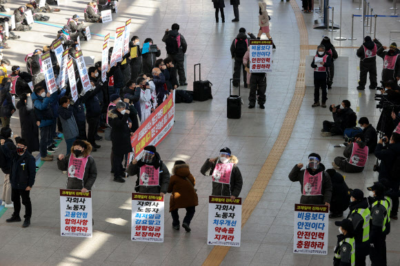 공공운수노조 전국철도노동조합, 민주노총 등 조합원들이 9일 오후 서울역에서 임금인상, 고용안정 등 처우 개선을 요구하며 60일째 총파업을 이어오던 한국철도공사(코레일) 자회사 코레일네트웍스 노조의 단식농성 기자회견을 하고 있다. 2021.1.9  연합뉴스