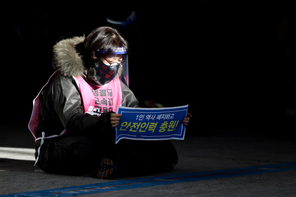 한국철도공사(코레일) 자회사 코레일네트웍스 노조 조합원이 9일 오후 서울역에서 임금인상, 고용안정 등 처우 개선을 요구하며 60일째 총파업을 이어가고 있다.  노조에 따르면 조상수 철도노조위원장 등 4명의 노조 지도부가 이날부터 무기한 집단 단식농성에 돌입한다. 노조원들도 매일 49명씩 하루 단식 겸 집단 농성을 함께 할 예정이다. 2021.1.9  연합뉴스