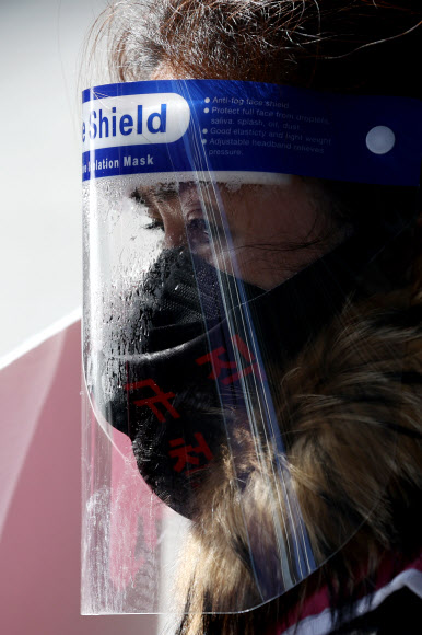 한국철도공사(코레일) 자회사 코레일네트웍스 노조 조합원이 9일 오후 서울역에서 임금인상, 고용안정 등 처우 개선을 요구하며 60일째 총파업을 이어가고 있다.  노조에 따르면 조상수 철도노조위원장 등 4명의 노조 지도부가 이날부터 무기한 집단 단식농성에 돌입한다. 노조원들도 매일 49명씩 하루 단식 겸 집단 농성을 함께 할 예정이다. 2021.1.9  연합뉴스