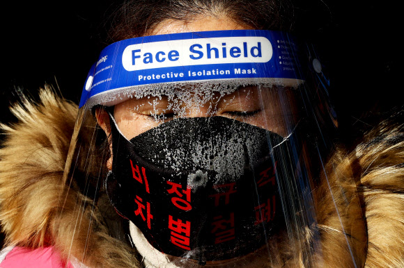 한국철도공사(코레일) 자회사 코레일네트웍스 노조 조합원이 9일 오후 서울역에서 임금인상, 고용안정 등 처우 개선을 요구하며 60일째 총파업을 이어가고 있다.  노조에 따르면 조상수 철도노조위원장 등 4명의 노조 지도부가 이날부터 무기한 집단 단식농성에 돌입한다. 노조원들도 매일 49명씩 하루 단식 겸 집단 농성을 함께 할 예정이다. 2021.1.9  연합뉴스