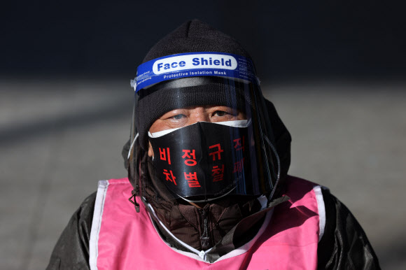 한국철도공사(코레일) 자회사 코레일네트웍스 노조 조합원이 9일 오후 서울역에서 임금인상, 고용안정 등 처우 개선을 요구하며 60일째 총파업을 이어가고 있다.  노조에 따르면 조상수 철도노조위원장 등 4명의 노조 지도부가 이날부터 무기한 집단 단식농성에 돌입한다. 노조원들도 매일 49명씩 하루 단식 겸 집단 농성을 함께 할 예정이다. 2021.1.9  연합뉴스