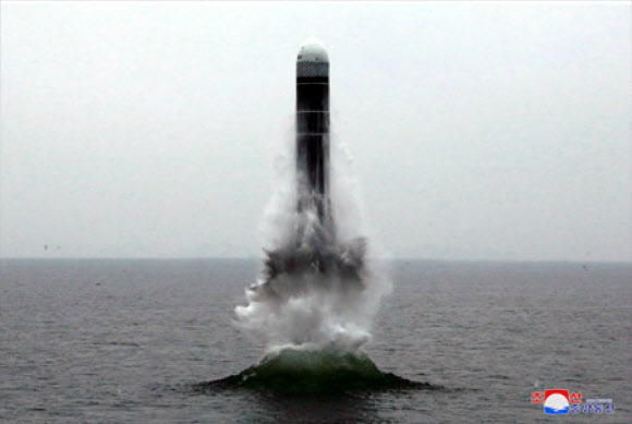 김정은 북한 노동당 위원장이 9일 핵추진 잠수함 개발이 이뤄지고 있음을 처음으로 공식화했다. 조선중앙통신은 이날 5∼7일 진행된 김 위원장의 노동당 8차 대회 사업총화 보고 보도에서 “핵장거리 타격 능력을 제고하는 데서 중요한 의의를 가지는 핵잠수함과 수중발사핵전략무기를 보유할 데 대한 과업이 상정됐다”고 밝혔다. 북한은 2019년 10월 공개한 잠수함발사탄도미사일(SLBM) ‘북극성-3형’ 3발을 탑재할 수 있는 3천t급 신형 잠수함을 건조하고 있다. 한미 군 당국은 북한이 6기의 SLBM을 탑재할 수 있는 4천t급 이상의 잠수함도 건조 중일 가능성에 무게를 두고 있다. 이 잠수함에는 북한이 노동당 창건 75주년 열병식에서 공개한 신형 SLBM ‘북극성-ㅅ(시옷)’을 탑재할 것으로 보인다. 사진은 2019년 10월 중앙통신 홈페이지에 공개된 북극성-3형 시험 발사 모습. 2021.1.9 연합뉴스