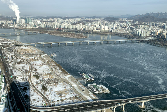 9일 서울 영등포구 여의도 63빌딩에서 바라본 한강이 얼어 있다.  기상청은 이날 이번 겨울 들어 한강 첫 결빙이 관측됐다고 밝혔다. 한강의 결빙 관측은 노량진 한강대교 부근을 기준으로 한다. 한강대교 두 번째와 네 번째 교각 상류 100m 부근의 띠 모양 구역이 완전히 얼음으로 덮여 강물이 보이지 않을 때 결빙으로 판단한다. 2021.1.9  연합뉴스