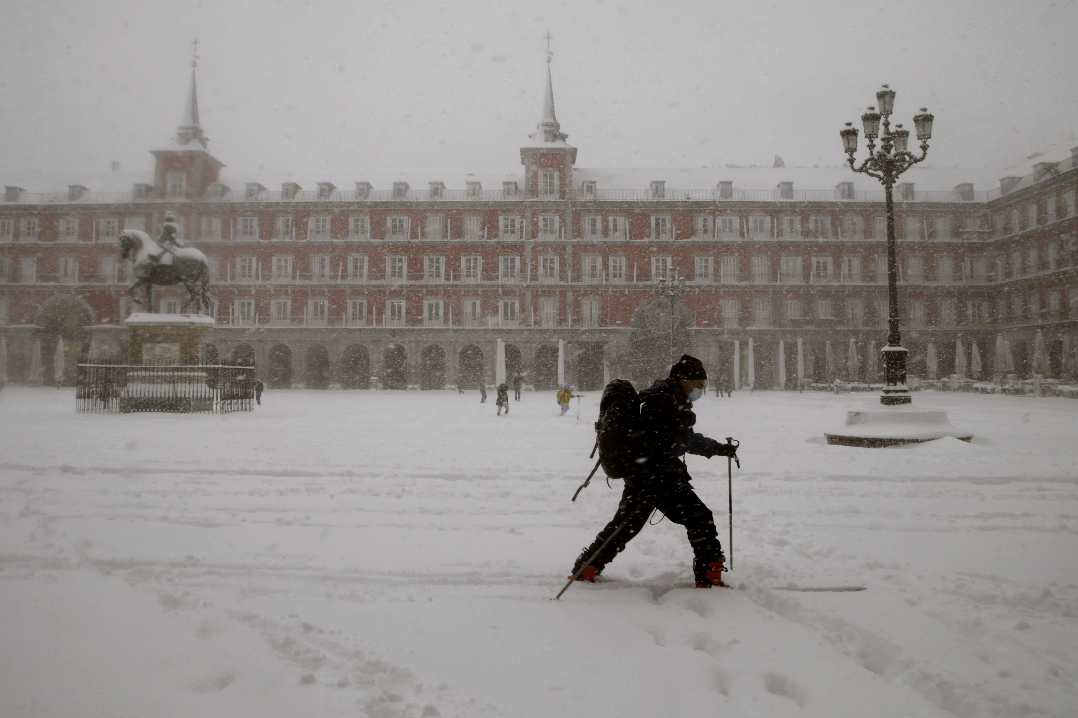 9일(현지시간) 눈이 쌓인 스페인 마드리드 마요로 광장에서 스키를 타는 사람. 마드리드 AP 연합뉴스