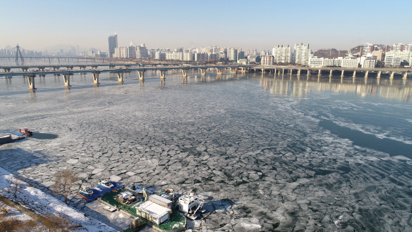 한파가 지속되고 있는 10일 서울 광나루한강공원에서 바라본 한강이 얼어붙어 얼음이 조각나 둥둥 떠 있다. 2021.1.10 오장환 기자 5zzang@seoul.co.kr