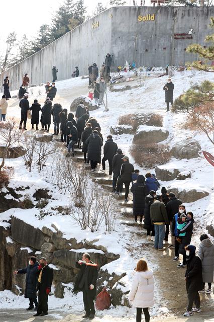 정인이를 추모 하기 위해 즐어선 행렬