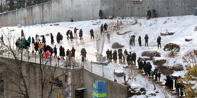 정인이를 추모하기 위해 길게 늘어선 행렬