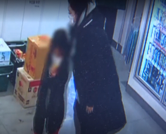지난 8일 서울 강북구에서 내복 차림으로 발견된 5세 여아(왼쪽)가 편의점에서 시민의 도움을 받고 있다. SBS 방송화면 캡처