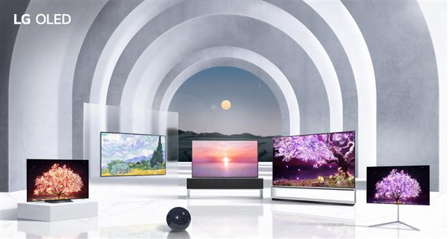 차세대 올레드 패널을 탑재한 LG전자의 신제품‘올레드 에보’(왼쪽 두 번째와 다섯 번째) TV. LG전자 제공