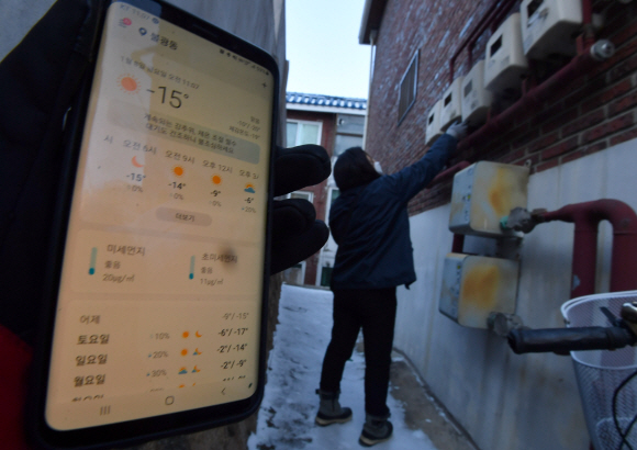 서울에 한파경보가 발령된 지난 8일 가스 검침 노동자 공순옥씨가 서울 은평구의 한 다세대주택에서 가스 계량기를 검침하고 있다.  박지환 기자 popocar@seoul.co.kr