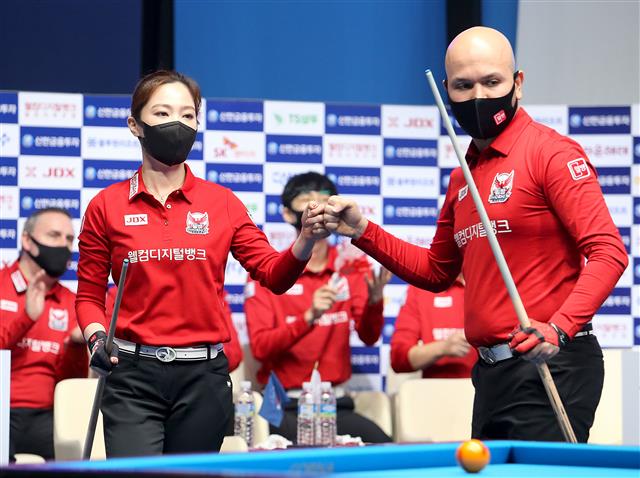 10일 오후 경기도 고양 빛마루방송센터에서 열린 ‘신한금융투자 PBA팀리그 20-21’ 5라운드 세 번째 경기 신한 알파스 김가영-신정주와 웰뱅 피닉스 차유람-위마즈가 4세트에서 혼합복식 경기를 펼쳤다. 웰뱅 피닉스 차유람이 위마즈와 하이파이브를 하고 있다. 2021.1.10 PBA 투어 제공