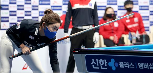 10일 오후 경기도 고양 빛마루방송센터에서 열린 ‘신한금융투자 PBA팀리그 20-21’ 5라운드 세 번째 경기 신한 알파스 김가영-신정주와 웰뱅 피닉스 차유람-위마즈가 4세트에서 혼합복식 경기를 펼쳤다.  신한 알파스 김가영이 0-4로 뒤진 상황에서 샷을 시도하고 있다. 2021.1.10 PBA 투어 제공