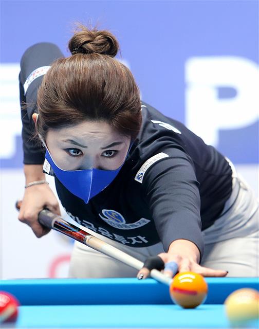 10일 오후 경기도 고양 빛마루방송센터에서 열린 ‘신한금융투자 PBA팀리그 20-21’ 5라운드 세 번째 경기 신한 알파스 김가영-신정주와 웰뱅 피닉스 차유람-위마즈가 4세트에서 혼합복식 경기를 펼쳤다.  신한 알파스 김가영이 0-4로 뒤진 상황에서 샷을 시도하고 있다. 2021.1.10 PBA 투어 제공