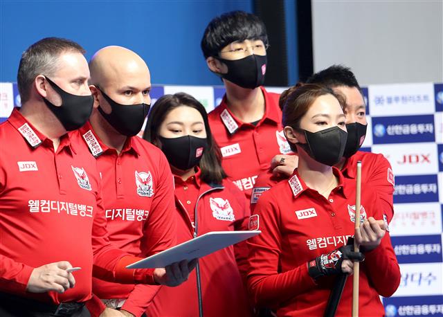 10일 오후 경기도 고양 빛마루방송센터에서 열린 ‘신한금융투자 PBA팀리그 20-21’ 5라운드 세 번째 경기 신한 알파스 김가영-신정주와 웰뱅 피닉스 차유람-위마즈가 4세트에서 혼합복식 경기를 펼쳤다. 웰뱅 피닉스 차유람이 동료들과 작전타임을 갖고 있다. 2021.1.10 PBA 투어 제공