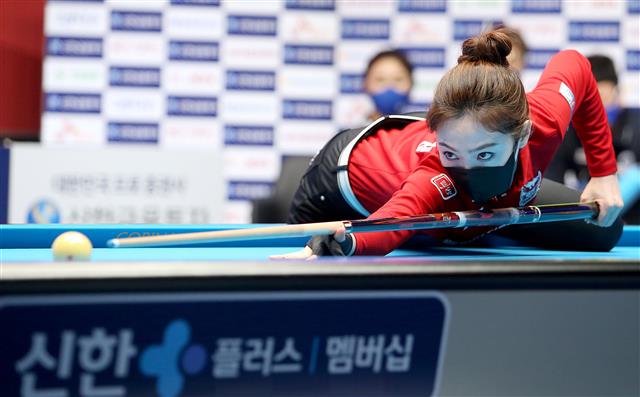 10일 오후 경기도 고양 빛마루방송센터에서 열린 ‘신한금융투자 PBA팀리그 20-21’ 5라운드 세 번째 경기 신한 알파스 김가영-신정주와 웰뱅 피닉스 차유람-위마즈가 4세트에서 혼합복식 경기를 펼쳤다.  웰뱅 피닉스 차유람이 샷을 시도하고 있다. 2021.1.10 PBA 투어 제공