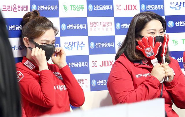 10일 오후 경기도 고양 빛마루방송센터에서 열린 ‘신한금융투자 PBA팀리그 20-21’ 5라운드 세 번째 경기 신한 알파스 김가영-신정주와 웰뱅 피닉스 차유람-위마즈가 4세트에서 혼합복식 경기를 펼쳤다. 웰뱅 피닉스 차유람과 김예은이 긴장된 표정으로 경기를 지켜보고 있다. 2021.1.10 PBA 투어 제공