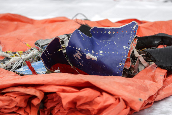 10일(현지시간) 자카르타 탄중프리오크항에 있는 추락한 스리위자야항공 SJ182편 여객기 잔해들. EPA 연합뉴스