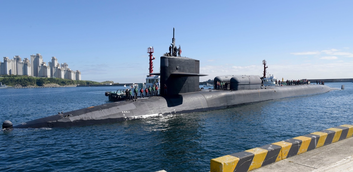 미국의 핵 추진 잠수함 미시간(SSGN 727)이 13일 해군작전사령부 장병의 환영을 받으며 부산기지에 입항하고 있다. 지난 4월 25일 입항 이후 올해 두 번째 부산 방문이다. 오하이오급 잠수함으로 길이 170.6ｍ, 폭 12.8ｍ, 배수량 1만9천t으로 세계 최대 규모인 이 잠수함에는 사거리 2천㎞가 넘는 토마호크 미사일 150여 발이 실려 있다. 2017.10.13  미 해군 제공