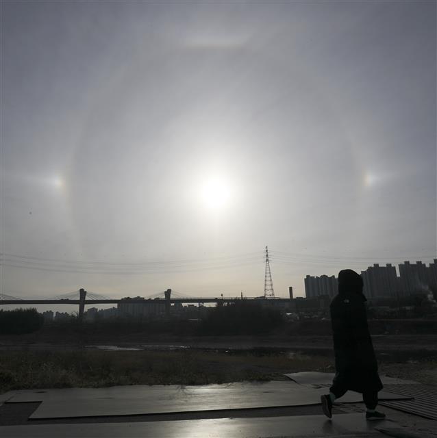 11일 오전 울산 태화강 상공에 태양이 3개로 보이는 환일현상이 포착돼 눈길을 끌고 있다. 이 현상은 상층운 또는 낮은 고도에 날리는 얼음 결정에 의해 태양의 빛이 굴절돼 나타나는 현상으로 우리나라에서는 보기 드문 현상이다. 2021.1.11 뉴스1