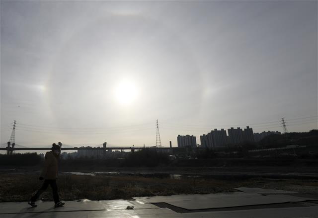 11일 오전 울산 태화강 상공에 태양이 3개로 보이는 환일현상이 포착돼 눈길을 끌고 있다. 이 현상은 상층운 또는 낮은 고도에 날리는 얼음 결정에 의해 태양의 빛이 굴절돼 나타나는 현상으로 우리나라에서는 보기 드문 현상이다. 2021.1.11 뉴스1