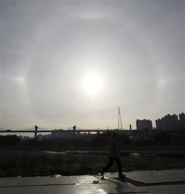 11일 오전 울산 태화강 상공에 태양이 3개로 보이는 환일현상이 포착돼 눈길을 끌고 있다. 이 현상은 상층운 또는 낮은 고도에 날리는 얼음 결정에 의해 태양의 빛이 굴절돼 나타나는 현상으로 우리나라에서는 보기 드문 현상이다. 2021.1.11 뉴스1