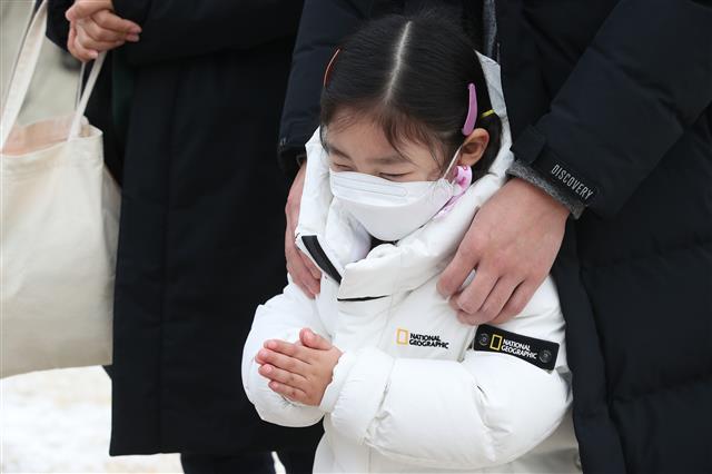 11일 오후 경기 양평 하이패밀리 안데르센 공원묘원에서 한 어린이가 양부모의 학대로 숨진 16개월 영아 정인(가명)양을 추모하는 기도를 하고 있다. 2021.1.11 뉴스1