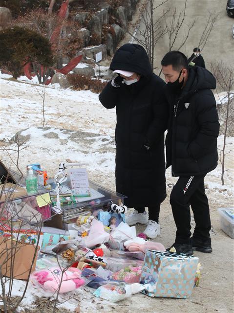 11일 오후 경기 양평 하이패밀리 안데르센 공원묘원에서 시민들이 양부모의 학대로 숨진 16개월 영아 정인(가명)양을 추모하고 있다. 2021.1.11 뉴스1
