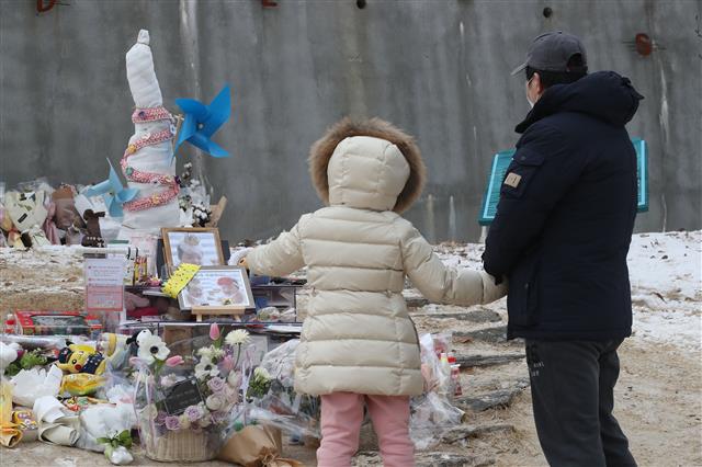 11일 오후 경기 양평 하이패밀리 안데르센 공원묘원에서 시민들이 양부모의 학대로 숨진 16개월 영아 정인(가명)양을 추모하고 있다. 2021.1.11 뉴스1