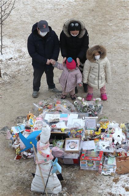 11일 오후 경기 양평 하이패밀리 안데르센 공원묘원에서 한 가족이 양부모의 학대로 숨진 16개월 영아 정인(가명)양을 추모하고 있다. 2021.1.11 뉴스1