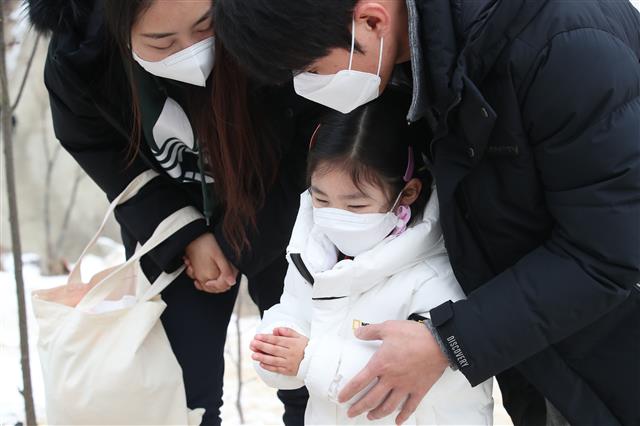 11일 오후 경기 양평 하이패밀리 안데르센 공원묘원에서 한 가족이 양부모의 학대로 숨진 16개월 영아 정인(가명)양을 추모하는 기도를 하고 있다. 2021.1.11 뉴스1