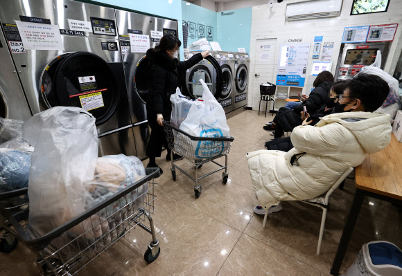 “세탁기 못 돌려서 빨래방 왔어요”