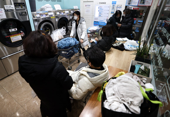 붐비는 셀프 빨래방