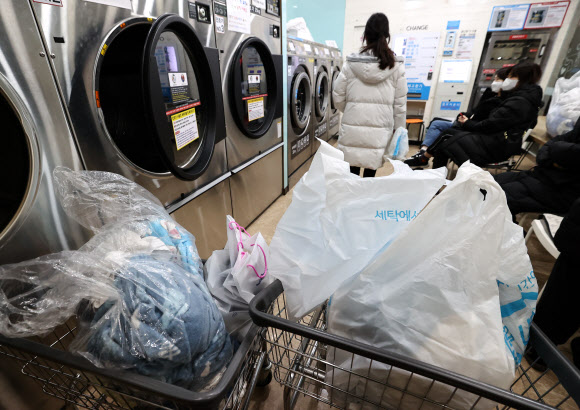 “세탁기 못 돌려서 빨래방 왔어요”