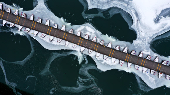 매서운 한파가 이어진 11일 오후 경기도 양평군 두물머리와 세미원을 이어주는 배다리 주변이 꽁꽁 얼어 있다. 2021.1.11  연합뉴스