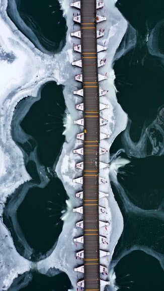 매서운 한파가 이어진 11일 오후 경기도 양평군 두물머리와 세미원을 이어주는 배다리 주변이 꽁꽁 얼어 있다. 2021.1.11  연합뉴스
