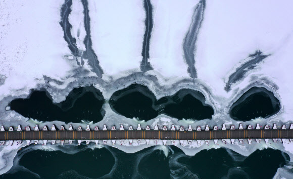 매서운 한파가 이어진 11일 오후 경기도 양평군 두물머리와 세미원을 이어주는 배다리 주변이 꽁꽁 얼어 있다. 2021.1.11  연합뉴스