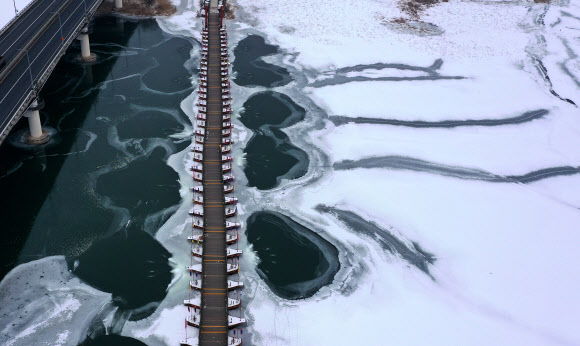 매서운 한파가 이어진 11일 오후 경기도 양평군 두물머리와 세미원을 이어주는 배다리 주변이 꽁꽁 얼어 있다. 2021.1.11  연합뉴스