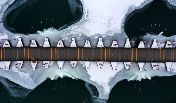 매서운 한파가 이어진 11일 오후 경기도 양평군 두물머리와 세미원을 이어주는 배다리 주변이 꽁꽁 얼어 있다. 2021.1.11  연합뉴스