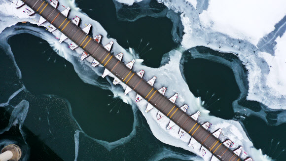 매서운 한파가 이어진 11일 오후 경기도 양평군 두물머리와 세미원을 이어주는 배다리 주변이 꽁꽁 얼어 있다. 2021.1.11  연합뉴스