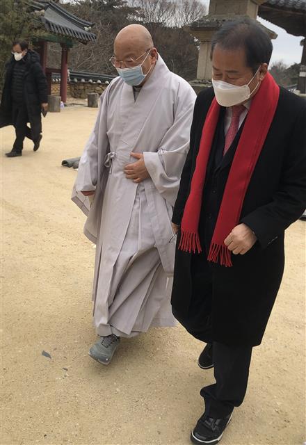 홍준표 무소속 의원이 11일 오후 신년인사를 위해 대구 동구 팔공산 동화사를 방문해 경내를 걷고 있다. 2021.1.11 뉴스1