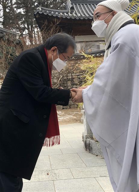홍준표 무소속 의원이 11일 오후 신년인사를 위해 대구 동구 팔공산 동화사를 방문해 스님과 인사를 나누고 있다. 2021.1.11 뉴스1