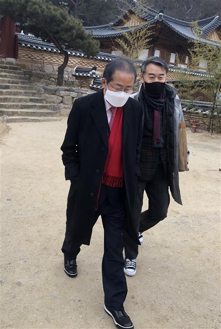 홍준표 무소속 의원이 11일 오후 신년인사를 위해 대구 동구 팔공산 동화사를 방문해 신년인사를 마친 뒤 떠나고 있다. 2021.1.11 뉴스1