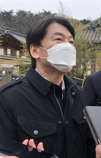 안철수 국민의당 대표가 11일 오후 신년인사를 위해 대구 동구 팔공산 동화사를 방문해 취재진의 질문에 답하고 있다. 2021.1.11 뉴스1