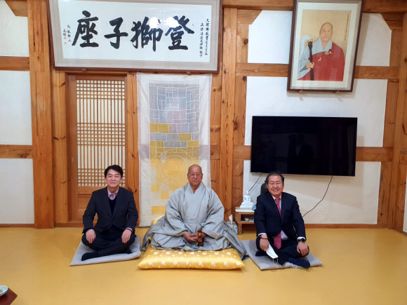 국민의당 안철수 대표(왼쪽)와 무소속 홍준표 의원(오른쪽)이 11일 오후 대구 동구 팔공산 동화사에서 조계종 종정 진제 스님(가운데)에게 인사차 들렀다 방문 시간이 겹쳐 자리를 함께하고 있다. 2021.1.11  연합뉴스