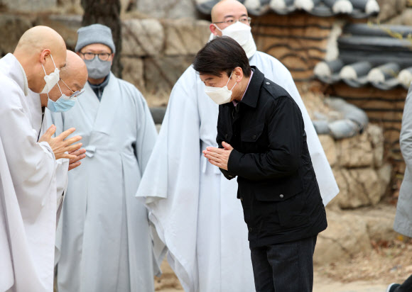 국민의당 안철수 대표가 11일 오후 조계종 종정 진제 스님에게 인사차 대구 동구 팔공산 동화사를 찾은 후 떠나고 있다. 2021.1.11  연합뉴스