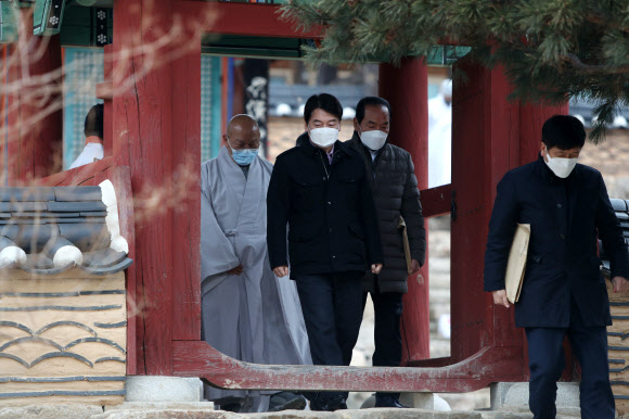 국민의당 안철수 대표가 11일 오후 조계종 종정 진제 스님에게 인사차 대구 동구 팔공산 동화사를 찾은 후 떠나고 있다. 2021.1.11  연합뉴스